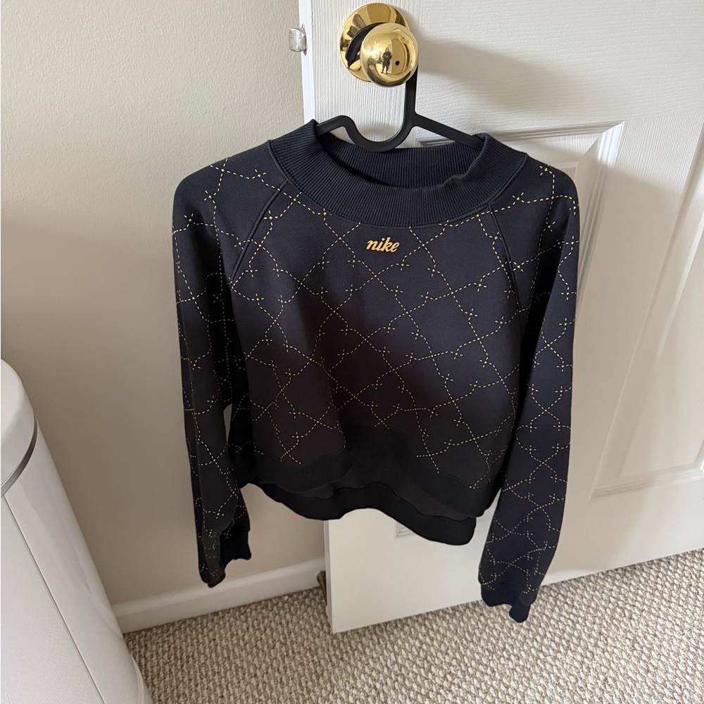 Nike Women's Black and Gold Patterned Therma Fit Cropped Sweatshirt